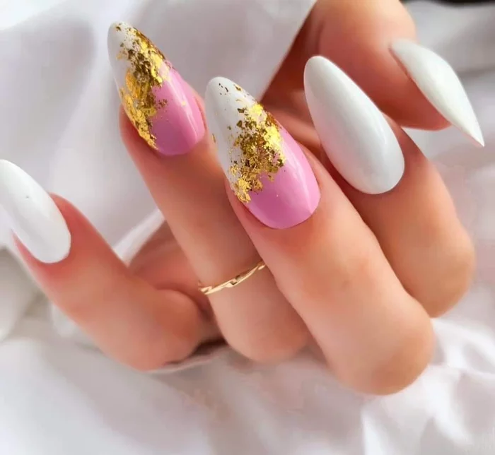 różowo białe paznokcie z brokatem